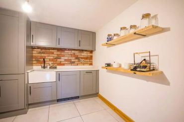 Kitchen with terracotta backsplash