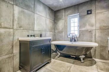 Bathroom with clawfoot tub